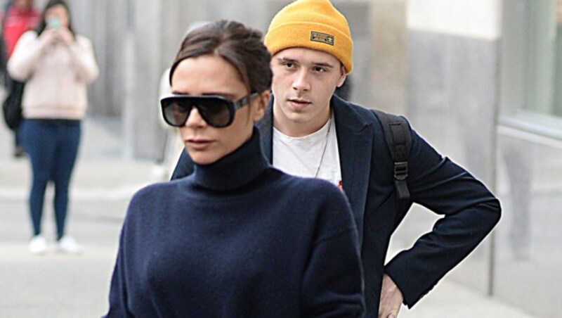 Victoria Beckham und Brooklyn Beckham Anfang Februar 2018 in New York (Bild: www.PPS.at)