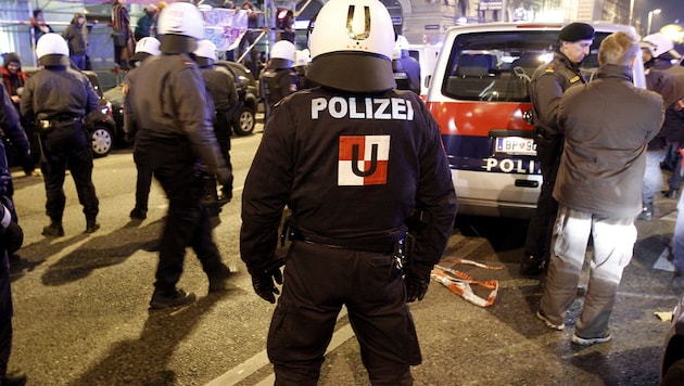Polizeieinsatz bei einer Demonstration in Wien (Bild: APA/GEORG HOCHMUTH)