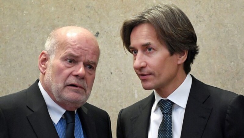 Karl-Heinz Grasser und sein Anwalt Manfred Ainedter am Rande des Buwog-Prozesses (Bild: APA/APA-POOL/ROLAND SCHLAGER)