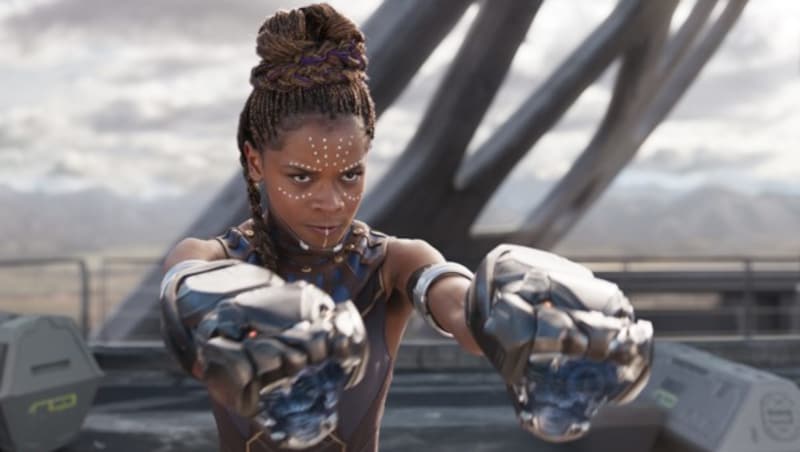 Shuri (Letitia Wright) weiß, wie man seine Fäuste einsetzt. (Bild: Disney)