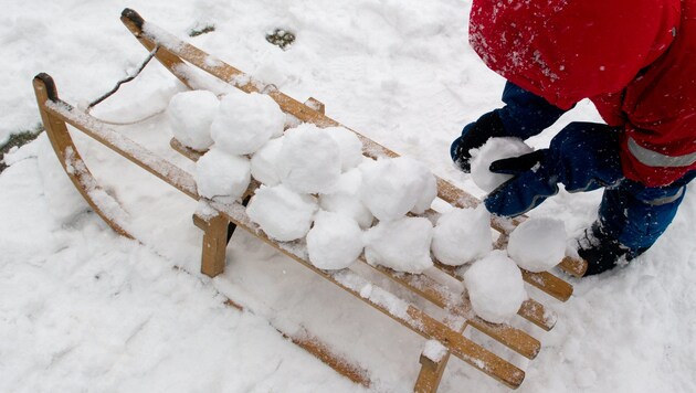 Der Elfjährige (Symbolbild) hatte mehrere Schneebälle auf vorbeifahrende Autos geworfen (Bild: dpa/Marc Tirl)