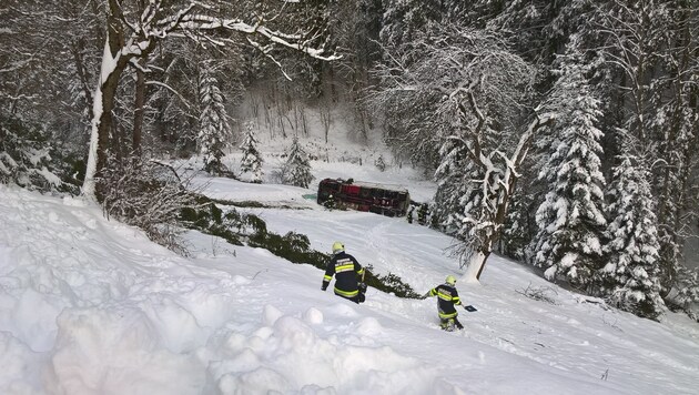 Lkw auf vereister Zufahrtsstraße abgestürzt (Bild: FF Bad St. Leonhard)