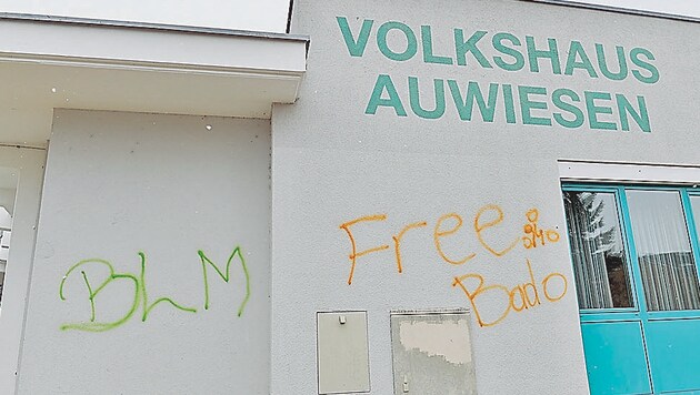 Volkshaus Auwiesen: Draußen Graffiti-Beschmierungen, drinnen Beschimpfungen. (Bild: Harald Dostal)