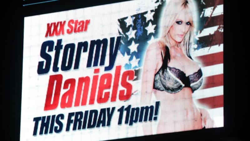 LAS VEGAS, NV - JANUARY 25: A sign at Little Darlings Las Vegas advertises an upcoming performance at the strip club by adult film actress/director Stormy Daniels on January 25, 2018 in Las Vegas, Nevada. Daniels, whose real name is Stephanie Clifford, was allegedly paid USD 130,000 by an attorney for Donald Trump one month before the 2016 presidential election to keep her from talking about an alleged sexual encounter with Trump in 2006. Ethan Miller/Getty Images/AFP (Bild: 2018 Getty Images)