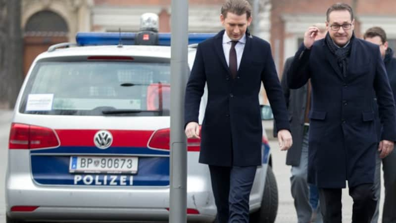 Bundeskanzler Sebastian Kurz und Vizekanzler Heinz-Christian Strache besuchen die Polizeiinspektion Kärntnertorpassage in Wien. (Bild: APA/GEORG HOCHMUTH)