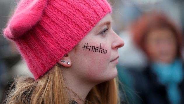 #metoo ins Gesicht geschrieben: Der Hashtag hat sich, in vielen Muttersprachen variiert, rasant über die ganze Welt verbreitet. (Bild: REUTERS)