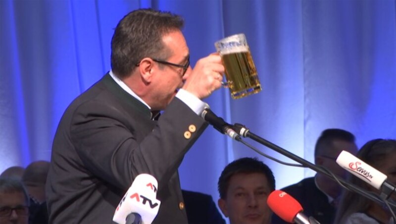 Heinz-Christian Strache gratuliert Manfred Haimbuchner zu seinem Sohn Otto. (Bild: fpoe.at)