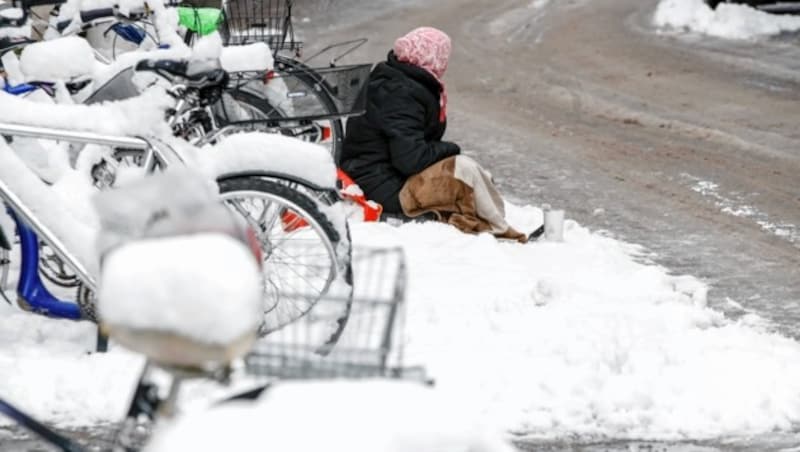 Ein Bettler in der Sigmund Haffner Gasse im Schnee (Bild: Markus Tschepp)