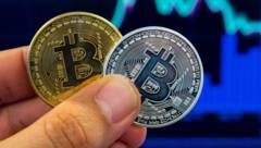 Der Bitcoin ist bekannt für enorme Kursschwankungen. (Bild: AFP)