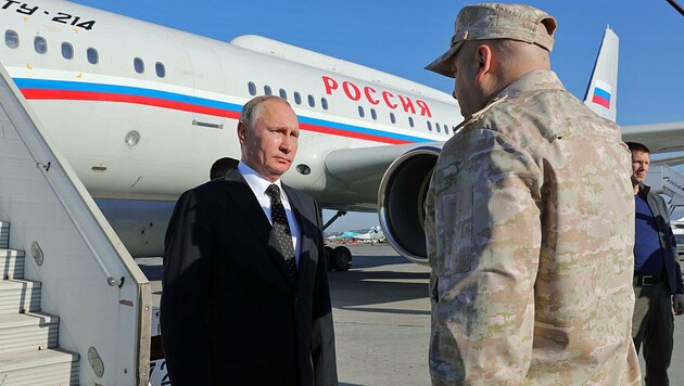 Russlands Präsident Wladimir Putin während seines Besuchs auf der russischen Luftwaffenbasis im syrischen Hmeimim (Bild: APA/AFP/POOL/Mikhail KLIMENTYEV)