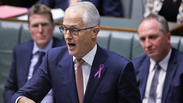 Der australische Premierminister Malcolm Turnbull hielt am Donnerstag im Parlament in Canberra angesichts der peinlichen Seitensprung-Affäre seines Vizes Barnaby Joyce (rechts hinten) den Regierungsmitgliedern eine Standpauke. (Bild: AP)