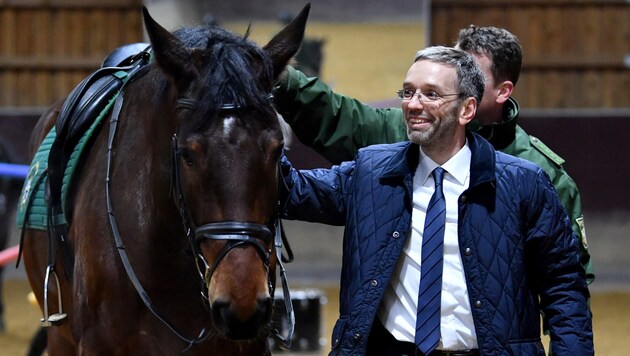 Les chevaux policiers d'Herbert Kickl ont également été appréciés par les policiers. (Bild: APA/Barbara Gindl)