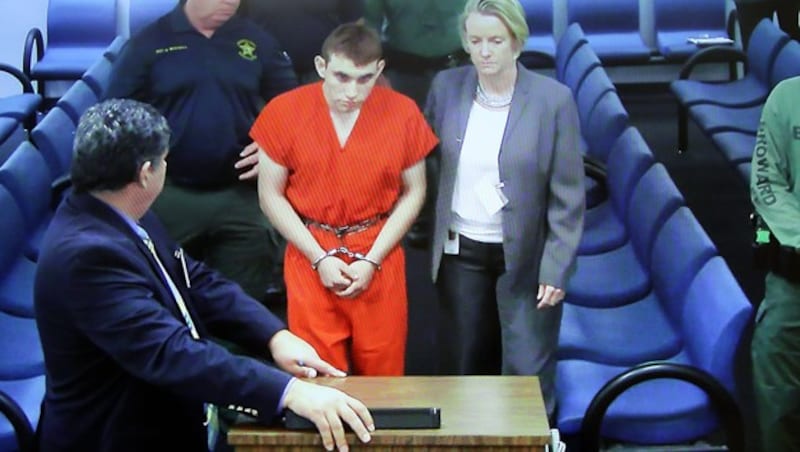 Florida-Amokläufer Nikolas Cruz mit Anwältin Melisa McNeill (Bild: AFP)