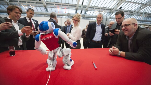 Roboter Nao nahm die Internorm-Partner in die Zukunft mit. (Bild: Internorm)