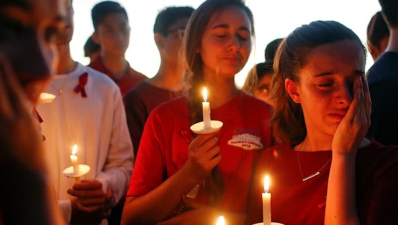 Schüler versammeln sich, um für die Opfer an der Marjory Stoneman Douglas High School zu trauern. (Bild: AP)