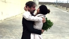 Deniz Yücel wurde nach seiner Freilassung herzlich empfangen. (Bild: twitter.com/shemmoshemmo)