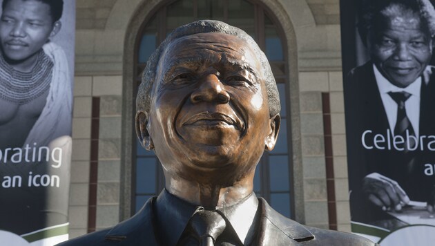 Eine Büste des verstorbenen Nationalhelden Südafrikas, Nelson Mandela (Bild: AFP/RODGER BOSCH)
