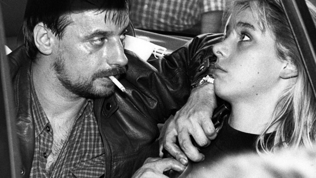 Dieter Degowski hält 1988 in einem Fluchtwagen der Geisel Silke Bischoff in der Innenstadt von Köln eine Waffe an den Hals. Die junge Frau überlebt das Drama nicht. (Bild: dpa)