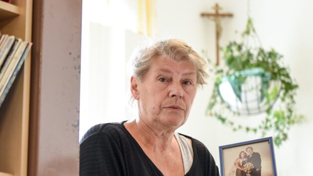 Witwe Ingrid Sch. (59) aus Attnang-Puchheim hat den überraschenden Tod ihres Ehemannes noch nicht überwunden (Bild: Markus Wenzel)