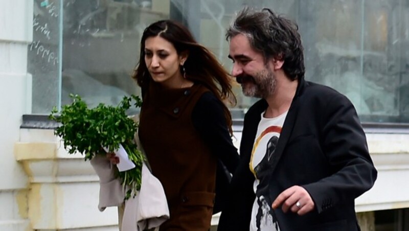 Deniz Yücel mit seiner Ehefrau Dilek Mayatürk nach seiner Freilassung in Istanbul (Bild: AFP)