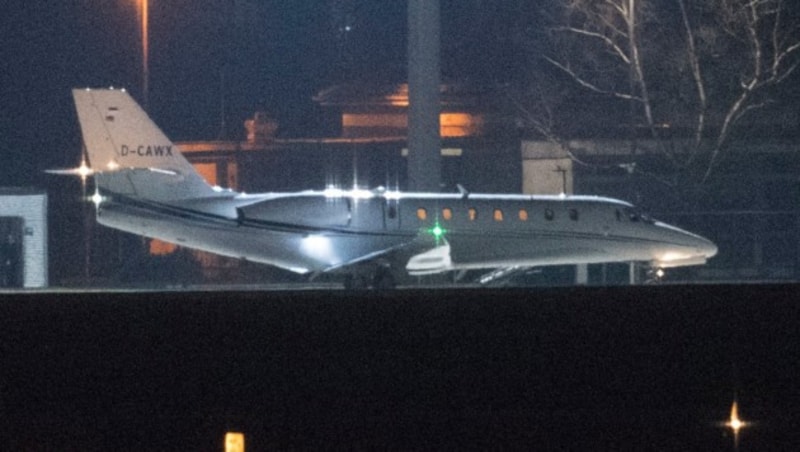 Die Maschine mit Deniz Yücel an Bord bei ihrer Landung am Flughafen Berlin-Tegel (Bild: AP)
