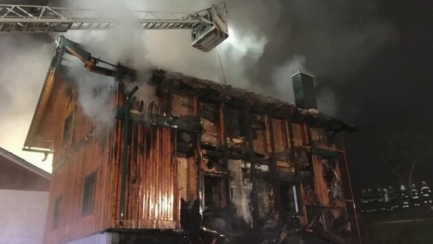 Kurz nach Mitternacht ging das Holzhaus in Treffling im Bezirk Amstetten in Flammen auf. (Bild: APA/FF WAIDHOFEN/YBBS-STADT)