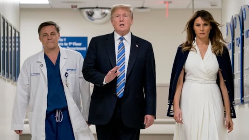 Donald Trump und seine Frau Melania besuchen in dem Spital Broward Health North in Pompano Beach Überlebende des Schulmassakers. (Bild: AP)