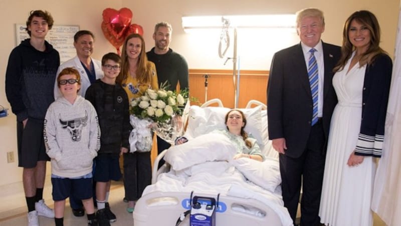 Auf Twitter veröffentlichte Donald Trump ein Foto aus einem Krankenzimmer, in dem eines der verletzten Opfer sich von den traumatischen Erlebnissen erholt. (Bild: twitter.com)