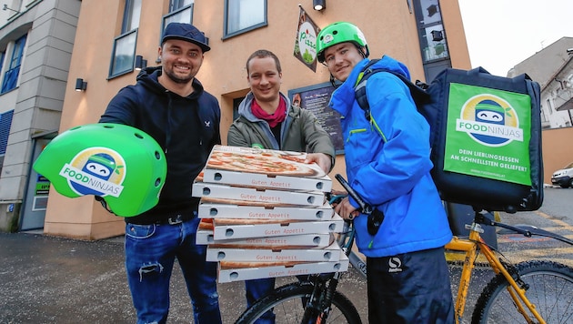 Die "Food Ninjas"-Gründer Felix Winter und Michael Damisch mit Auslieferer Matthias. (Bild: Markus Tschepp)