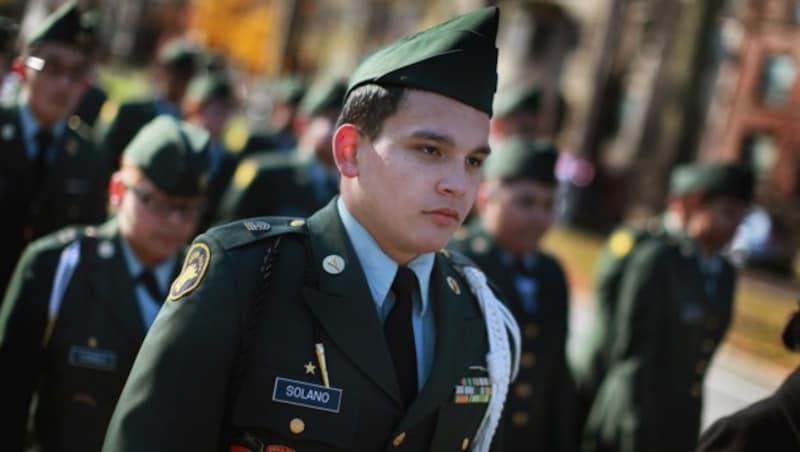 JROTC-Kadetten bei einer Parade in Chicago (Bild: AP)