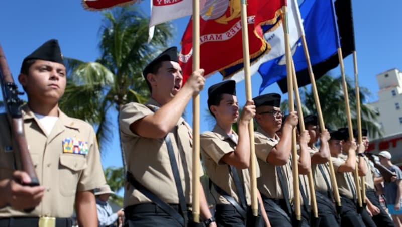 JROTC-Kadetten am Veteranentag in Miami Beach (Bild: AP)