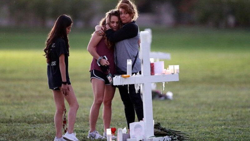 Schüler der Marjory Stoneman Douglas High School trauern nach dem Massaker. (Bild: AP)