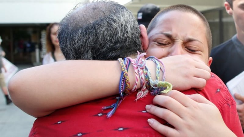 Die Schülerin umarmt nach der Rede ihren Vater. (Bild: AFP)