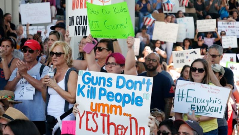 An der Demo in Fort Lauderdale nahmen neben Schülern der Marjory Stoneman Douglas High School auch andere Kritiker des US-Waffenrechts teil. (Bild: AFP )