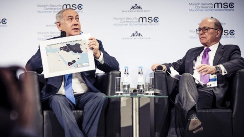 Israels Premier Benjamin Netanyahu hält bei einer Podiumsdiskussion eine Karte des Nahen Ostens (rechts im Bild Konferenzleiter Wolfgang Ischinger). (Bild: AFP)