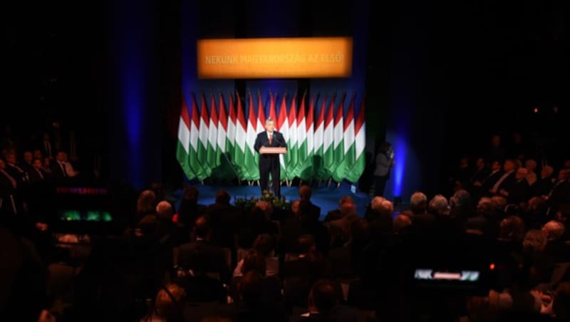 Orban hielt seine Rede vor Parteimitgliedern und Sympathisanten. (Bild: AFP)