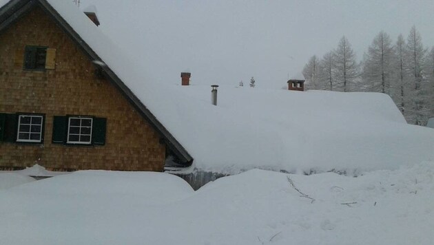 Der hintere Teil der Hütte wurde in Mitleidenschaft gezogen. Hier türmen sich 3,5 Meter hoch Schnee (Bild: Walluschnig)
