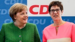 Annegret Kramp-Karrenbauer (re.) gilt als mögliche Nachfolgerin Angela Merkels im Parteivorsitz und als Kanzlerin. (Bild: AP)