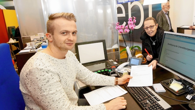 Bürgerservice-Mitarbeiter Patrick Egger mit Judith Schober (Bild: Markus Tschepp)