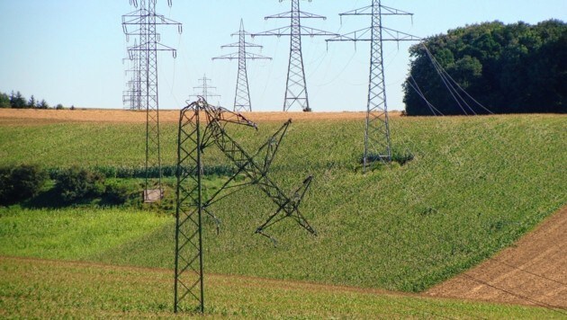 Ein umgeknickter Strommasten (Bild: Markus Tschepp)