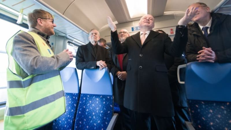 Van der Bellen und Kiska am Hauptbahnhof bei der Besichtigung des Kunstprojekts "T.R.A.M." (Bild: APA/GEORG HOCHMUTH)