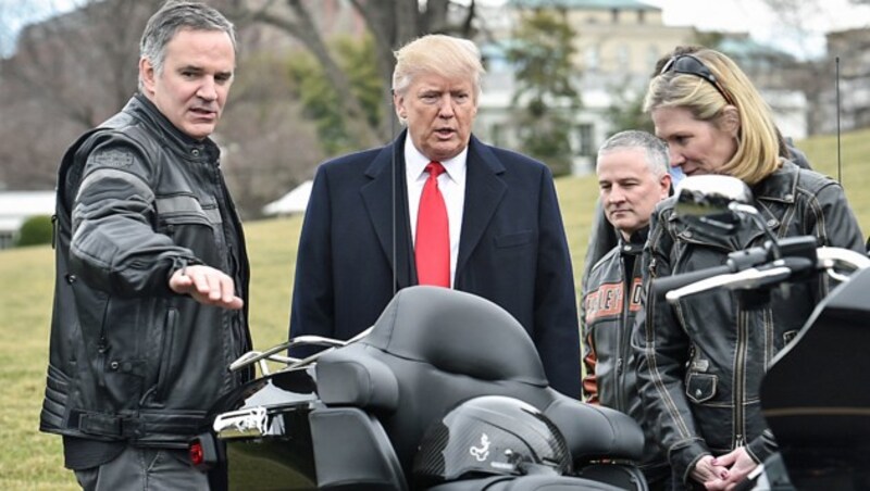 US-Präsident Trump (hier im Bild mit Harley-Davidson-Geschäftsführer Matthew Levatich) gilt nicht als großer Motorrad-Fan, doch die Produktionsstätte des berühmten Bikes ist in einem Wahlkreis in Wisconsin, der für die Unterstützer des Staatschefs wirtschaftlich wichtig ist. (Bild: AFP)