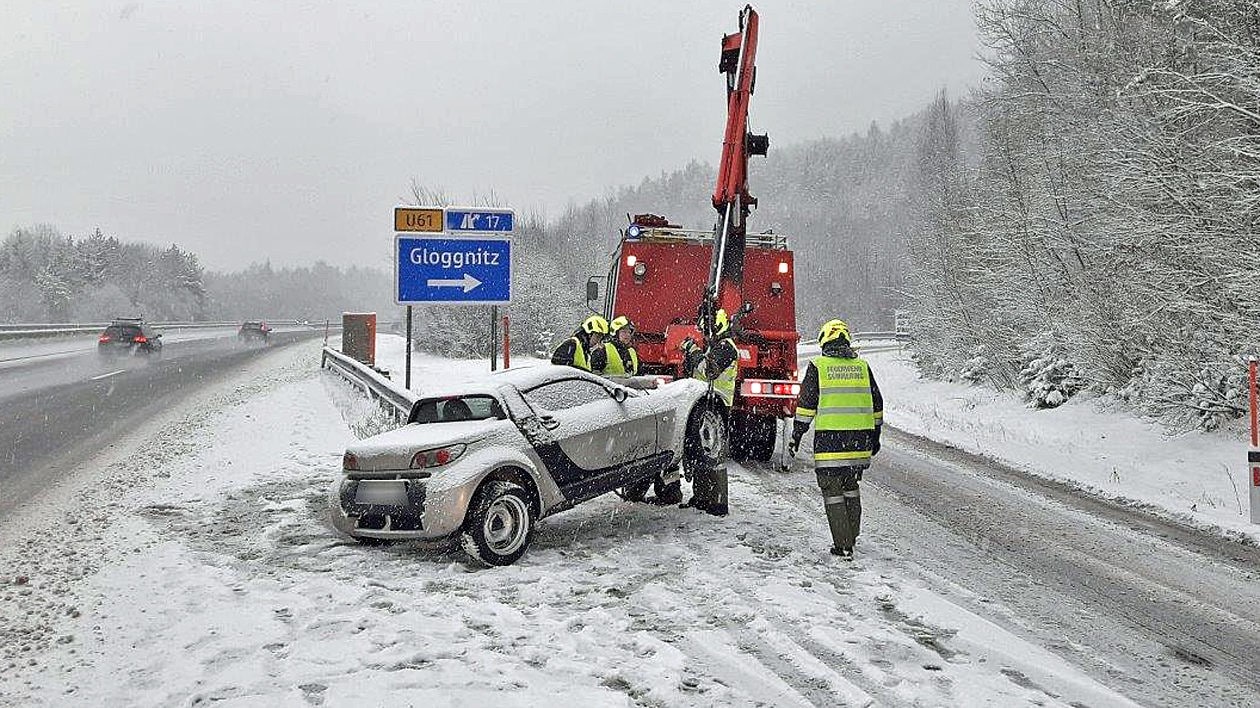 Chaos Auf Straßen - Unfälle Im Schnee: Eine Tote, Mehrere Verletzte ...