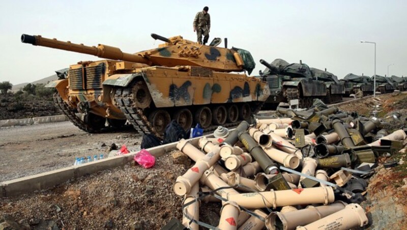 Türkische Panzer in der Region Afrin (Bild: AP)