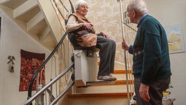 Treppenlifte sind eine große Hilfe, wenn man nicht mehr Stiegen steigen kann (Symbolbild). (Bild: stock.adobe.com)