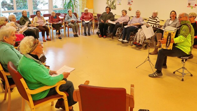 Musikalischer Besuch bei den holden Damen im Pflegezentrum Graz-St. Peter (Bild: Sepp Pail)