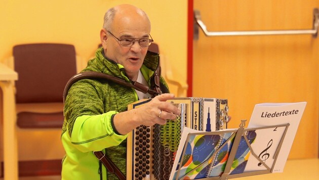 Hergehört! Spitzen-Musikant Helmut Juhart in seinem Element. (Bild: Sepp Pail)