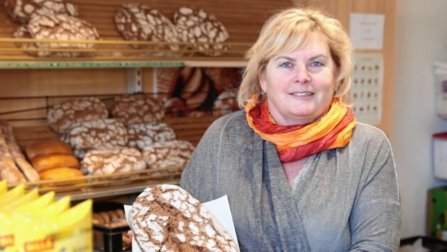 Brot vom Vortag ist gratis: Vinzimarkt-Leiterin Sigrid Wimmer (Bild: Sepp Pail)