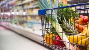 Wer bei der Produktauswahl im Supermarkt flexibel ist und auf Aktionen achtet, kann bei allen Lebensmittelketten um unter zehn Euro einiges bekommen. (Bild: benjaminnolte - stock.adobe.com)