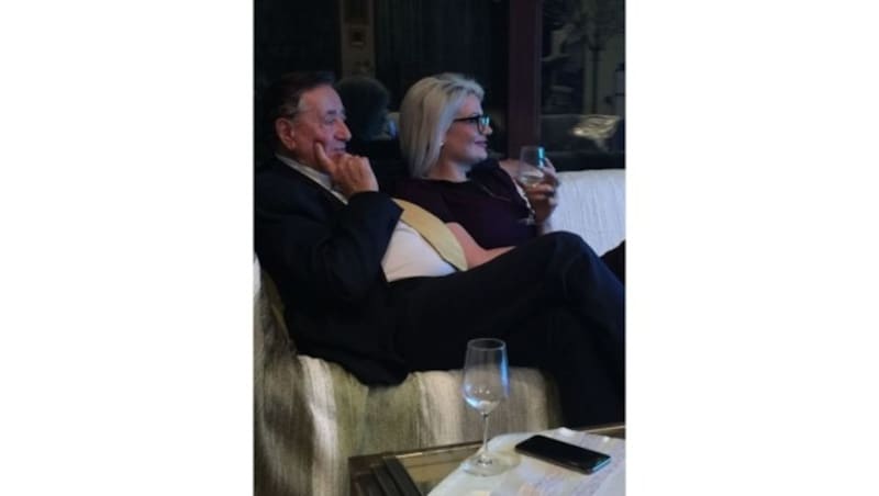 Richard Lugner und Anastasia am Sofa (Bild: Heiko Wessling)